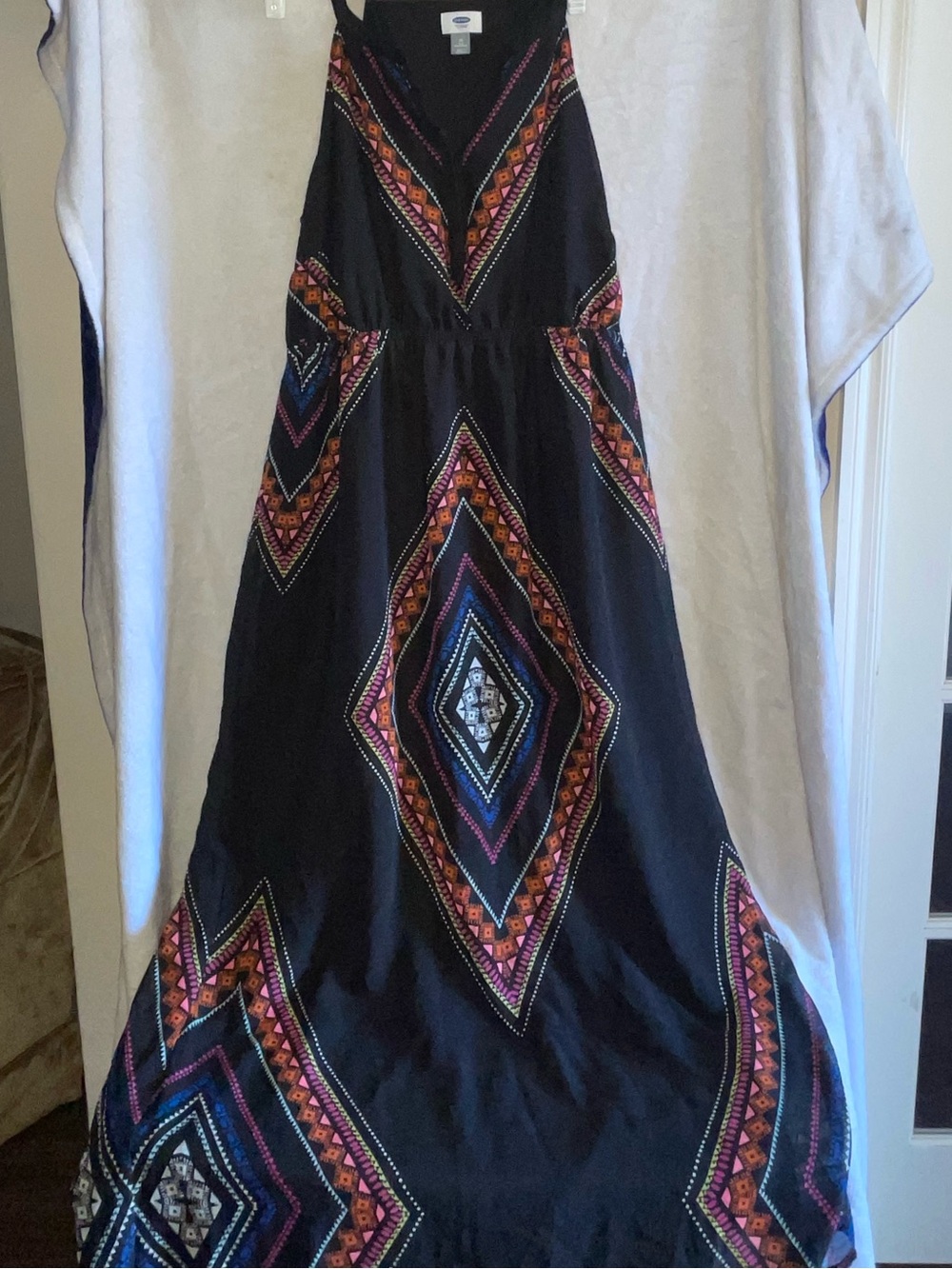 Beautiful, lightweight Black Sleeveless Maxi Dress with Colorful pattern 2x